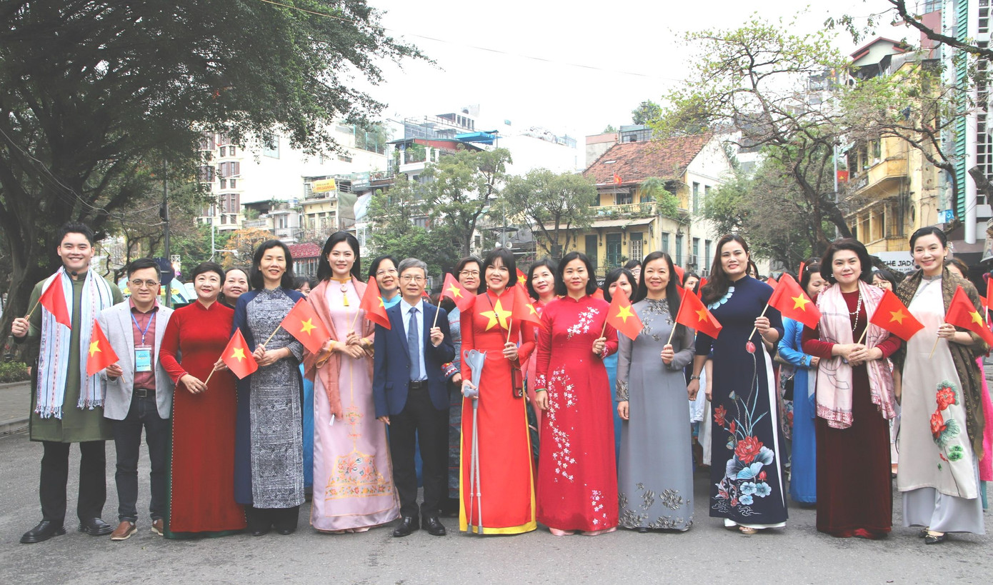 Bà Nguyễn Thị Minh Hương - Phó chủ tịch T.Ư Hội LHPN Việt Nam - cho biết: “Màn diễu hành áo dài của các bạn sinh viên là điểm nhấn đặc biệt của sự kiện năm nay. Chúng tôi tin rằng khi khoác lên mình tà áo dài truyền thống, các bạn không chỉ tôn vinh vẻ đẹp văn hóa dân tộc mà còn cảm nhận rõ hơn niềm tự hào khi được tiếp nối những giá trị tốt đẹp”. Bà Nguyễn Thị Minh Hương - Phó chủ tịch T.Ư Hội LHPN Việt Nam - cho biết: “Màn diễu hành áo dài của các bạn sinh viên là điểm nhấn đặc biệt của sự kiện năm nay. Chúng tôi tin rằng khi khoác lên mình tà áo dài truyền thống, các bạn không chỉ tôn vinh vẻ đẹp văn hóa dân tộc mà còn cảm nhận rõ hơn niềm tự hào khi được tiếp nối những giá trị tốt đẹp”.