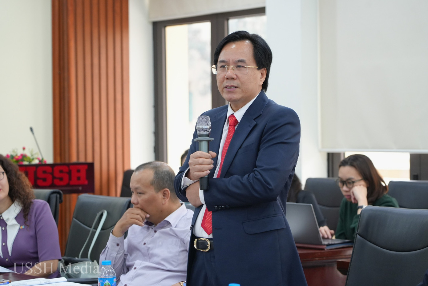 Các đại biểu thảo luận về cơ hội chuyển đổi việc làm từ khu vực công sang khu vực tư sau khi cải cách, tinh gọn bộ máy.