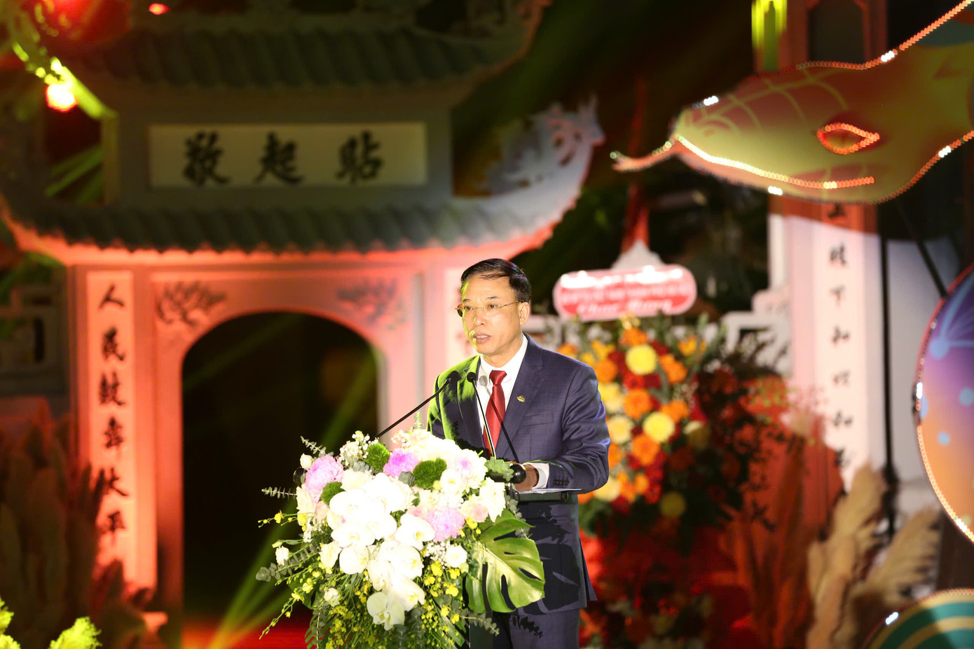 Chủ tịch UBND quận Long Biên Nguyễn Mạnh Hà nhấn mạnh, chương trình nghệ thuật "Giao lưu trình diễn di sản văn hóa phi vật thể Linh Lang - Khí thiêng hội tụ - Long Biên tỏa sáng" được tổ chức đúng vào dịp lễ hội truyền thống tại nhiều di tích thờ Linh Lang Đại Vương đang diễn ra trên cả nước. Không chỉ tái hiện một cách đặc sắc nhất về huyền tích Linh Lang Đại Vương, lãnh đạo quận Long Biên kỳ vọng đây là dịp giới thiệu, truyền bá những nghi thức tế lễ cổ của 13 di tích thờ thần Linh Lang tại Long Biên, trình diễn nghi thức múa Rắn lột độc đáo của Lễ hội Đình Trường Lâm… Chủ tịch UBND quận Long Biên Nguyễn Mạnh Hà nhấn mạnh, chương trình nghệ thuật "Giao lưu trình diễn di sản văn hóa phi vật thể Linh Lang - Khí thiêng hội tụ - Long Biên tỏa sáng" được tổ chức đúng vào dịp lễ hội truyền thống tại nhiều di tích thờ Linh Lang Đại Vương đang diễn ra trên cả nước. Không chỉ tái hiện một cách đặc sắc nhất về huyền tích Linh Lang Đại Vương, lãnh đạo quận Long Biên kỳ vọng đây là dịp giới thiệu, truyền bá những nghi thức tế lễ cổ của 13 di tích thờ thần Linh Lang tại Long Biên, trình diễn nghi thức múa Rắn lột độc đáo của Lễ hội Đình Trường Lâm…