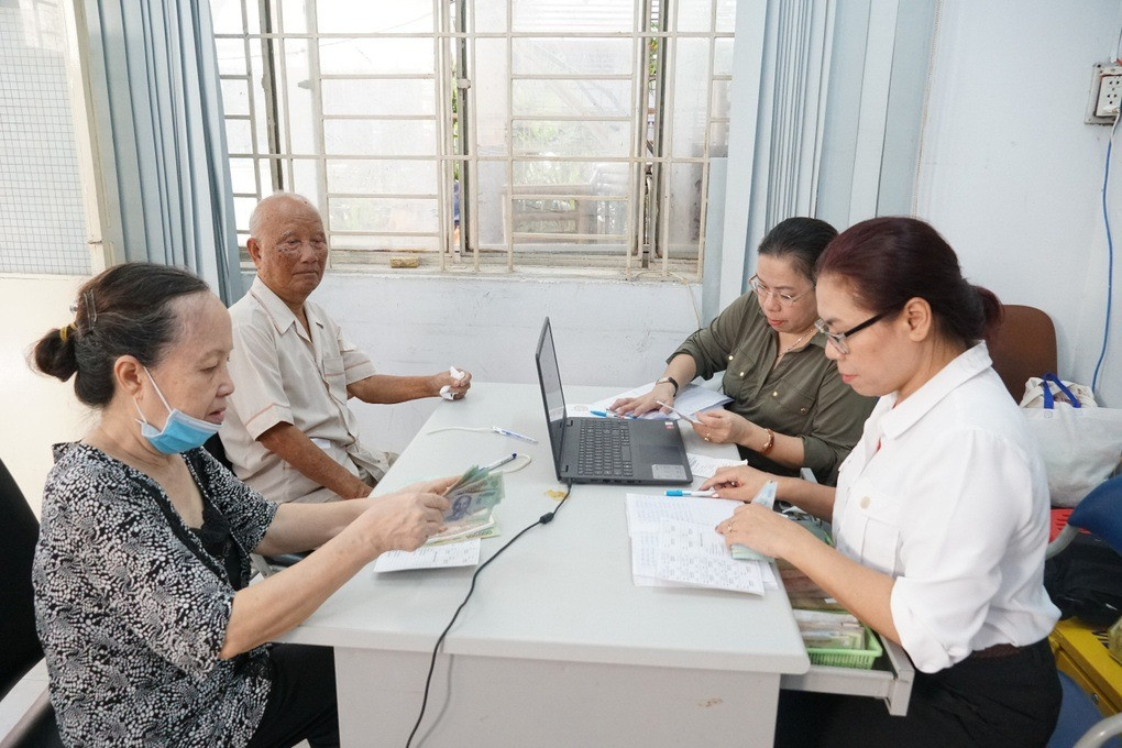 Người dân tại TPHCM nhận lương hưu tại bưu điện (Ảnh minh họa: BHXH TPHCM). Người dân tại TPHCM nhận lương hưu tại bưu điện (Ảnh minh họa: BHXH TPHCM).