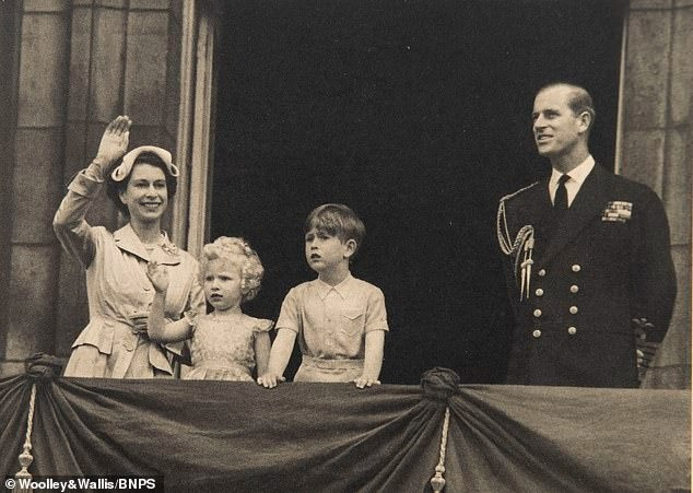 Vợ chồng Nữ hoàng cùng hai con Charles và Anne trên ban công Cung điện Buckingham vào năm 1954. Vợ chồng Nữ hoàng cùng hai con Charles và Anne trên ban công Cung điện Buckingham vào năm 1954.