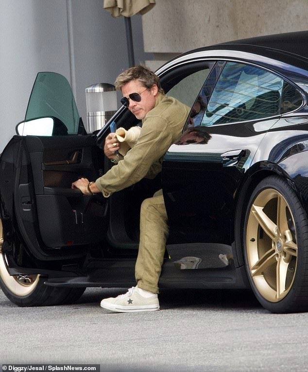 Brad Pitt lộ mặc bảnh bao, lái siêu xe trong lần đầu lộ diện sau khi vướng ồn ào bị các con cạch mặt. Ảnh: SplashNews. Brad Pitt lộ mặc bảnh bao, lái siêu xe trong lần đầu lộ diện sau khi vướng ồn ào bị các con cạch mặt. Ảnh: SplashNews.