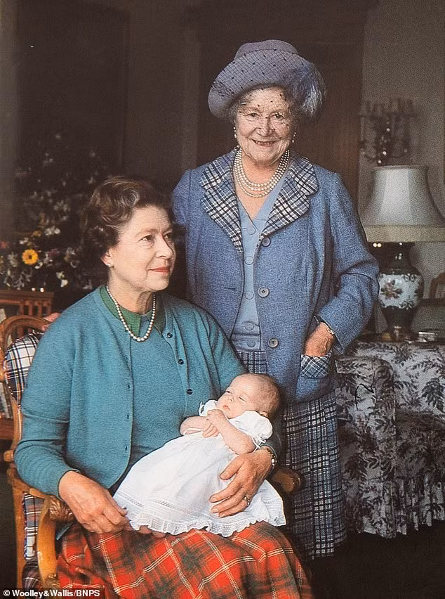 Nữ hoàng bế Công chúa Beatrice, con gái lớn của Hoàng tử Andrew, bên cạnh là Hoàng thái hậu vào năm 1988. Nữ hoàng bế Công chúa Beatrice, con gái lớn của Hoàng tử Andrew, bên cạnh là Hoàng thái hậu vào năm 1988.