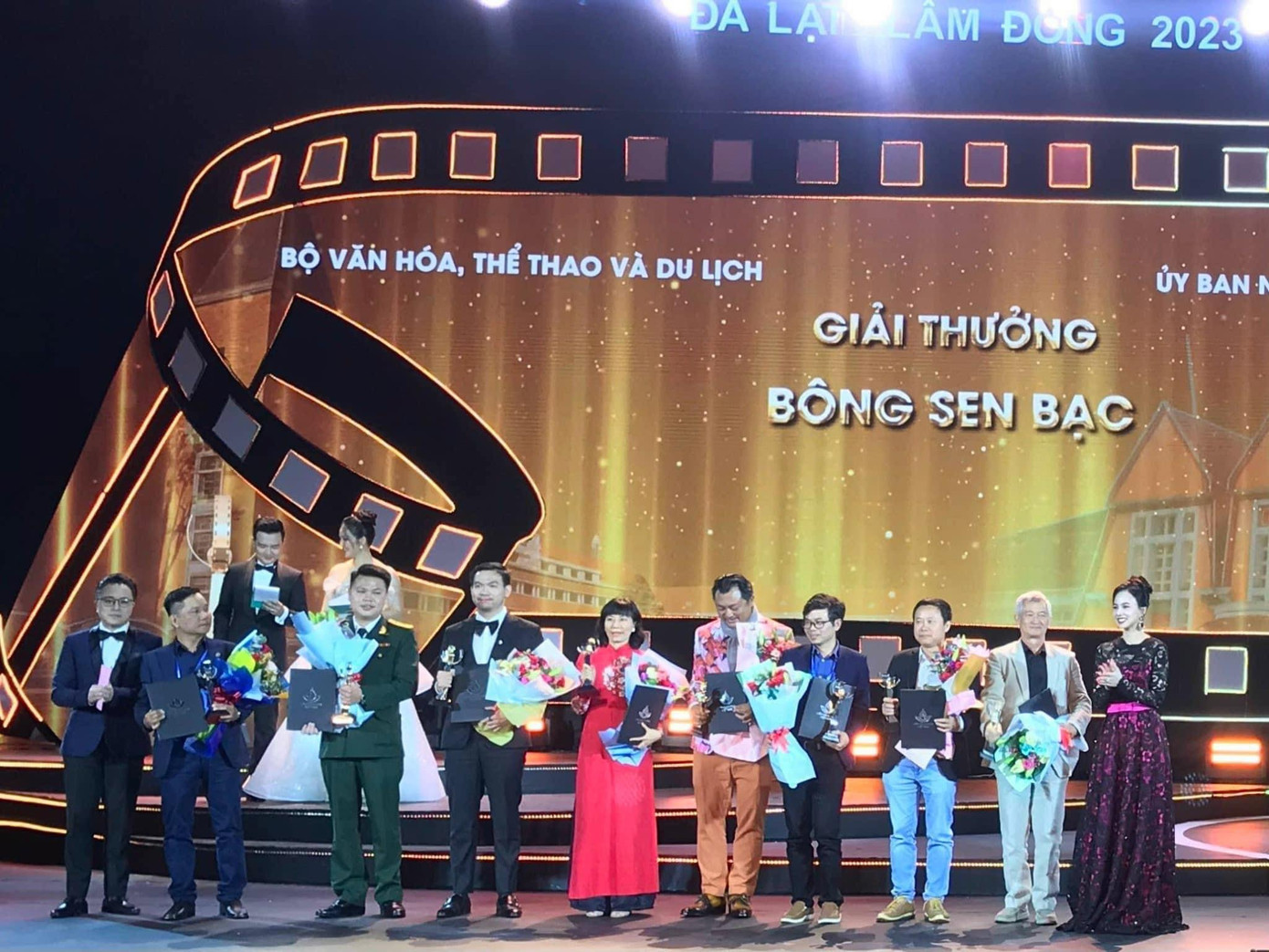 Những tác phẩm thắng giải Bông sen bạc. Ảnh: Hà Trang. Những tác phẩm thắng giải Bông sen bạc. Ảnh: Hà Trang.