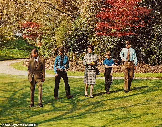 Gia đình hoàng gia năm 1973. Thái tử Charles không có mặt vì đang phục vụ trong lực lượng hải quân. Gia đình hoàng gia năm 1973. Thái tử Charles không có mặt vì đang phục vụ trong lực lượng hải quân.