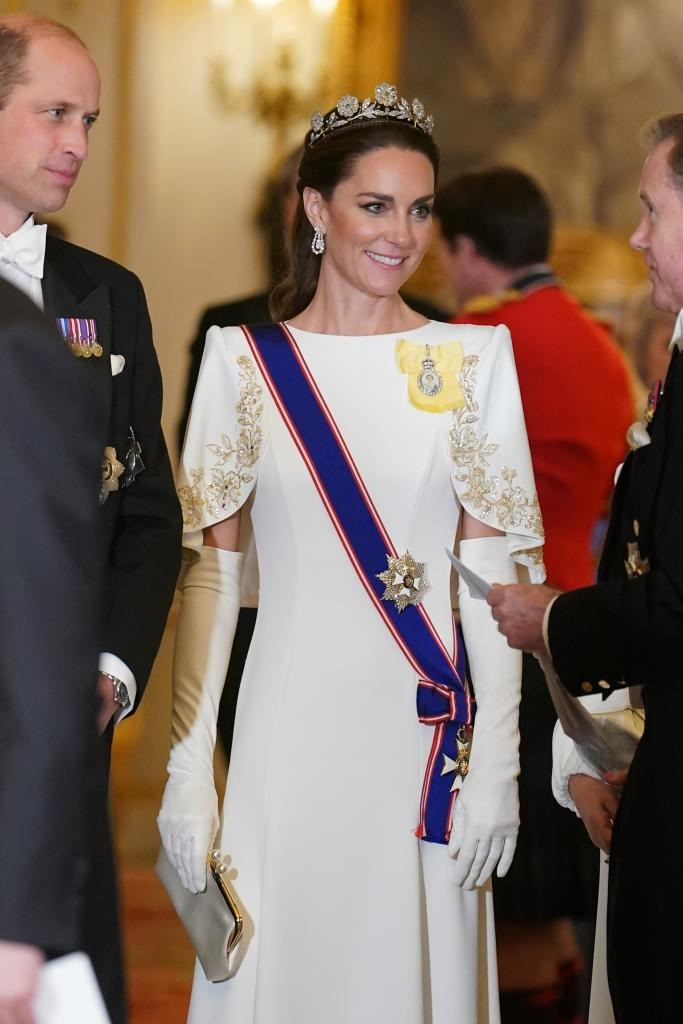Công nương Kate đội vương miện của cố Hoàng thái hậu Elizabeth. Ảnh: Getty Images. Công nương Kate đội vương miện của cố Hoàng thái hậu Elizabeth. Ảnh: Getty Images.