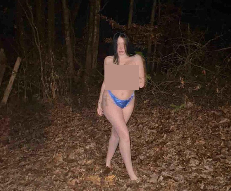 Noah Cyrus chụp ảnh ngực trần trong rừng vào nửa đêm. Ảnh: IG. Noah Cyrus chụp ảnh ngực trần trong rừng vào nửa đêm. Ảnh: IG.