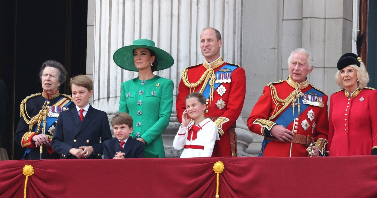 Hoàng gia Anh một lần nữa bị biến thành kẻ phản diện trong sách. Ảnh: Marie Claire.
