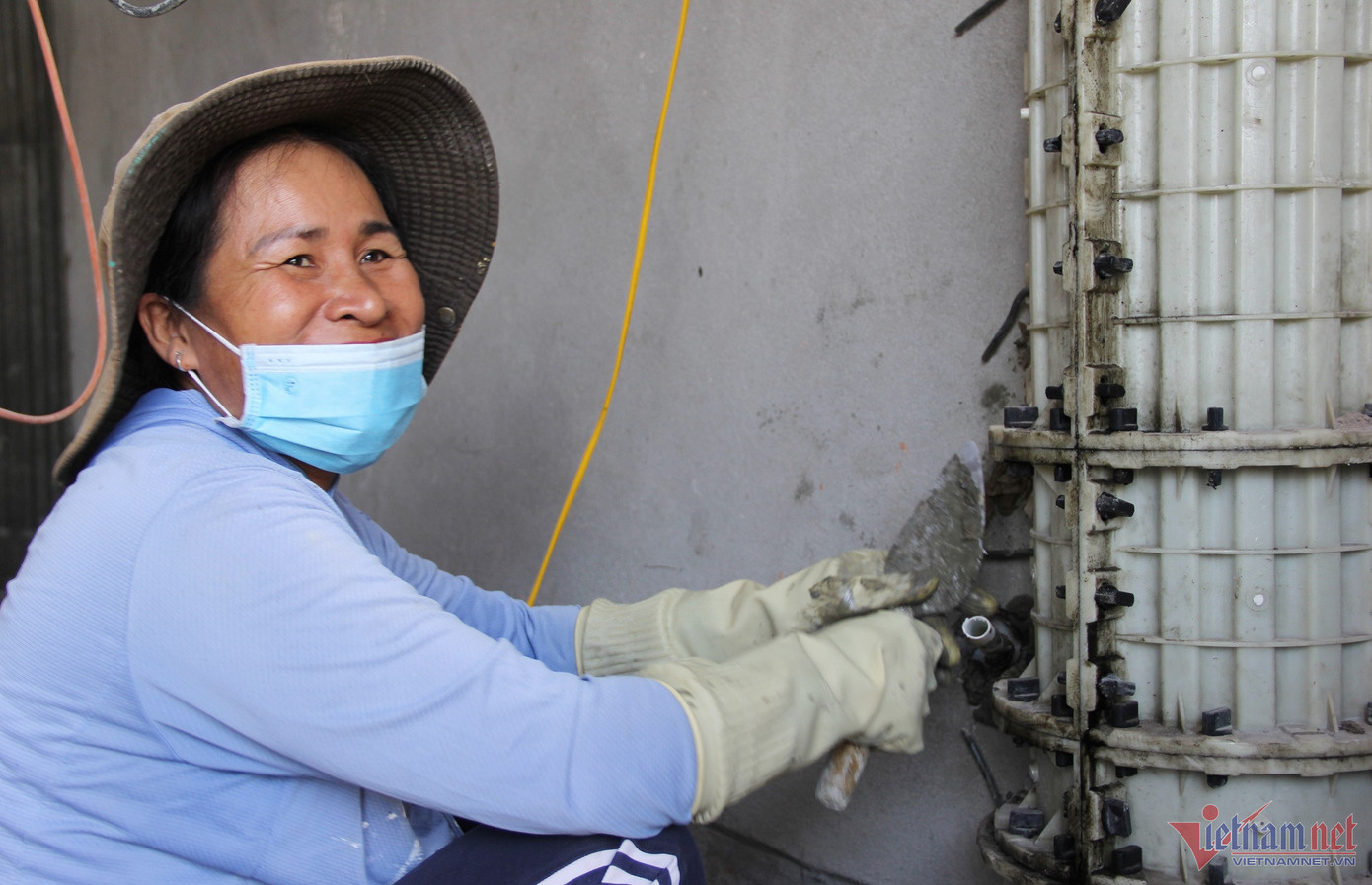 Công nhân Nguyễn Thị Lâm đang làm việc tại toà lâu đài