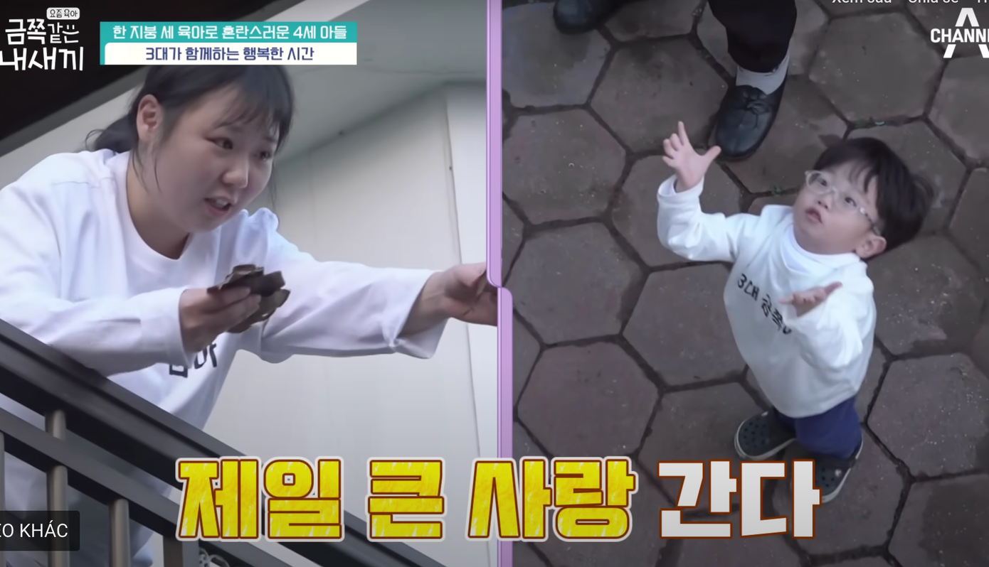 Người mẹ nhận ra đã thờ ơ với Geum Ji Eun và dành nhiều thời gian chơi với con trai. Ảnh cắt từ clip. Người mẹ nhận ra đã thờ ơ với Geum Ji Eun và dành nhiều thời gian chơi với con trai. Ảnh cắt từ clip.