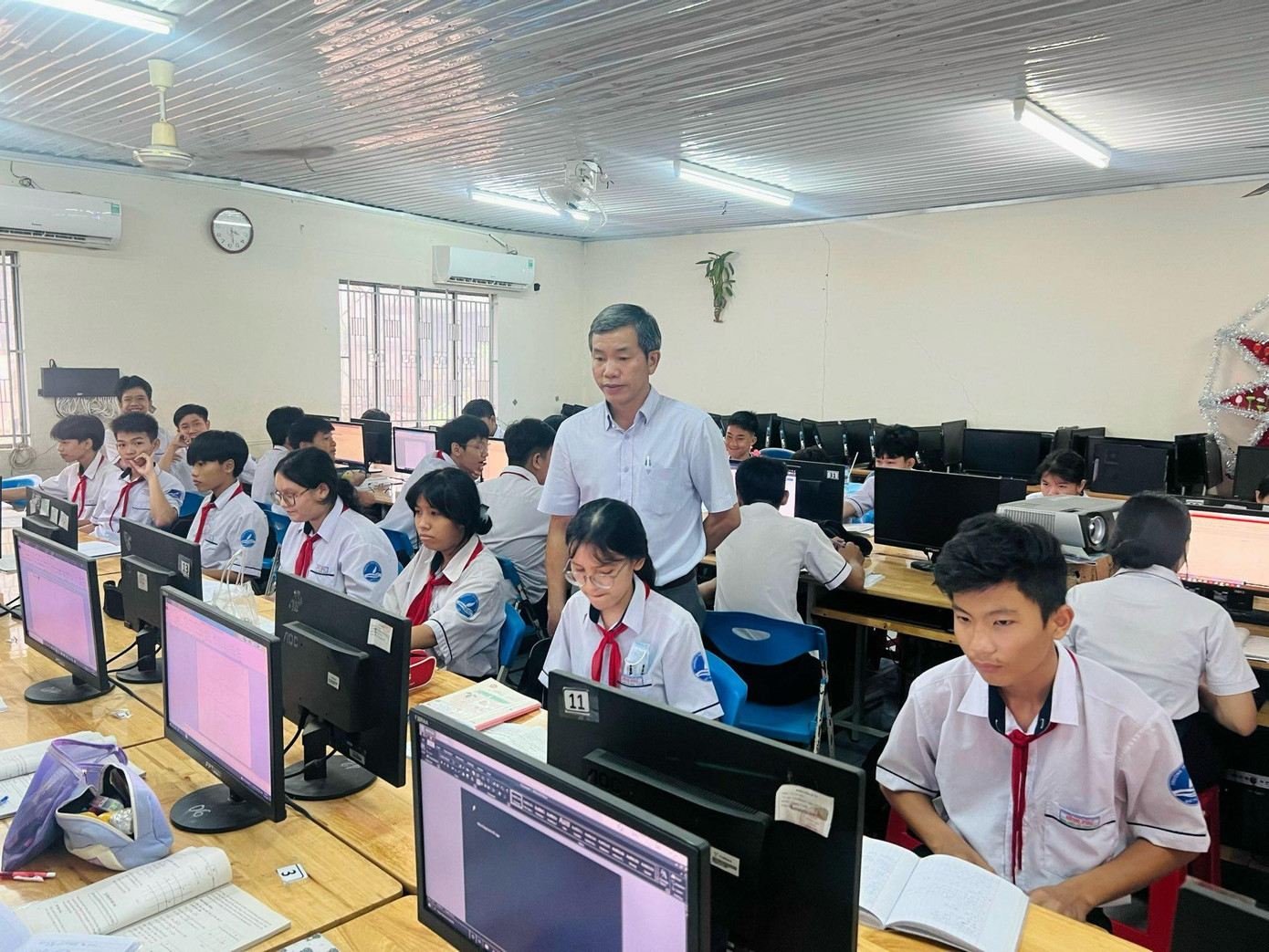 Hơn 1.000 công chức, viên chức thôi việc chủ yếu đến từ ngành giáo dục và ngành y tế. Ảnh: VNN. Hơn 1.000 công chức, viên chức thôi việc chủ yếu đến từ ngành giáo dục và ngành y tế. Ảnh: VNN.