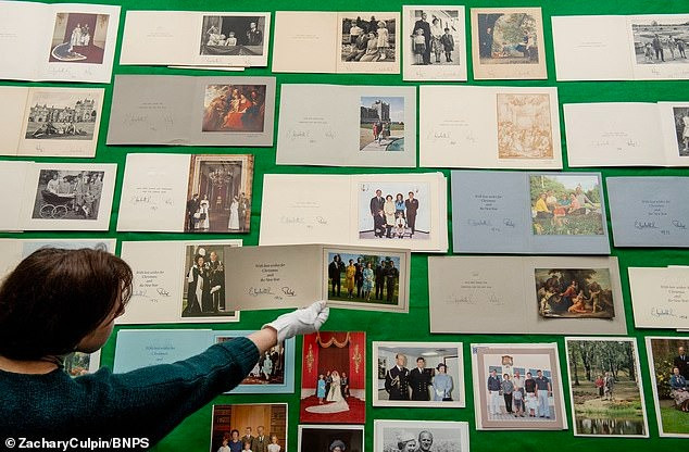 “Những bức ảnh thể hiện sự tập trung của Nữ hoàng vào gia đình nhỏ của bà. Thật thú vị khi chứng kiến họ lớn lên và những nhân vật mà chúng ta đã biết. Phong cách cũng thay đổi từ những bức ảnh trang trọng vào những năm 1950 sang phong cách thoải mái hơn trong thập niên 1980. Điều đặc biệt ở bộ sưu tập này là nó đến từ một người từng là cận thần cấp cao trong Hoàng gia Anh từ thuở ban đầu thời kỳ trị vì của Nữ hoàng nên phản ánh đầy đủ giai đoạn đó”, Ned Cowell bình luận. “Những bức ảnh thể hiện sự tập trung của Nữ hoàng vào gia đình nhỏ của bà. Thật thú vị khi chứng kiến họ lớn lên và những nhân vật mà chúng ta đã biết. Phong cách cũng thay đổi từ những bức ảnh trang trọng vào những năm 1950 sang phong cách thoải mái hơn trong thập niên 1980. Điều đặc biệt ở bộ sưu tập này là nó đến từ một người từng là cận thần cấp cao trong Hoàng gia Anh từ thuở ban đầu thời kỳ trị vì của Nữ hoàng nên phản ánh đầy đủ giai đoạn đó”, Ned Cowell bình luận.