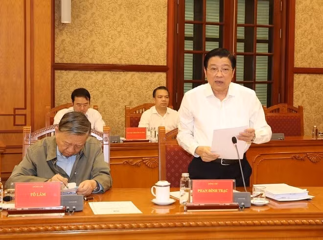 Ông Phan Đình Trạc, Ủy viên Bộ Chính trị, Bí thư Trung ương Đảng, Trưởng ban Nội chính Trung ương, Phó Trưởng ban Thường trực Ban Chỉ đạo, phát biểu tại cuộc họp. (Ảnh: Trí Dũng/TTXVN)
