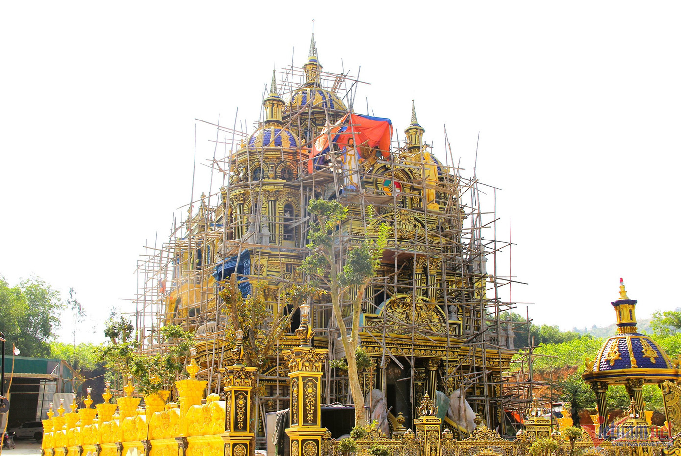 Tòa lâu đài đồ sộ với 3 tầng chính, 3 tầng tum, cao gần 40m