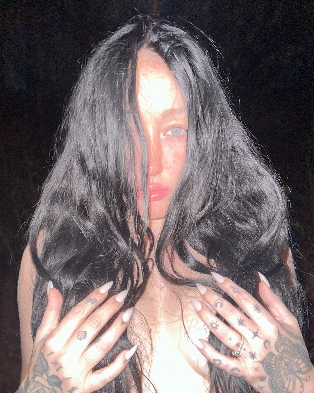 Cư dân mạng chê Noah chụp ảnh phản cảm và đáng sợ. Ảnh: IG. Cư dân mạng chê Noah chụp ảnh phản cảm và đáng sợ. Ảnh: IG.