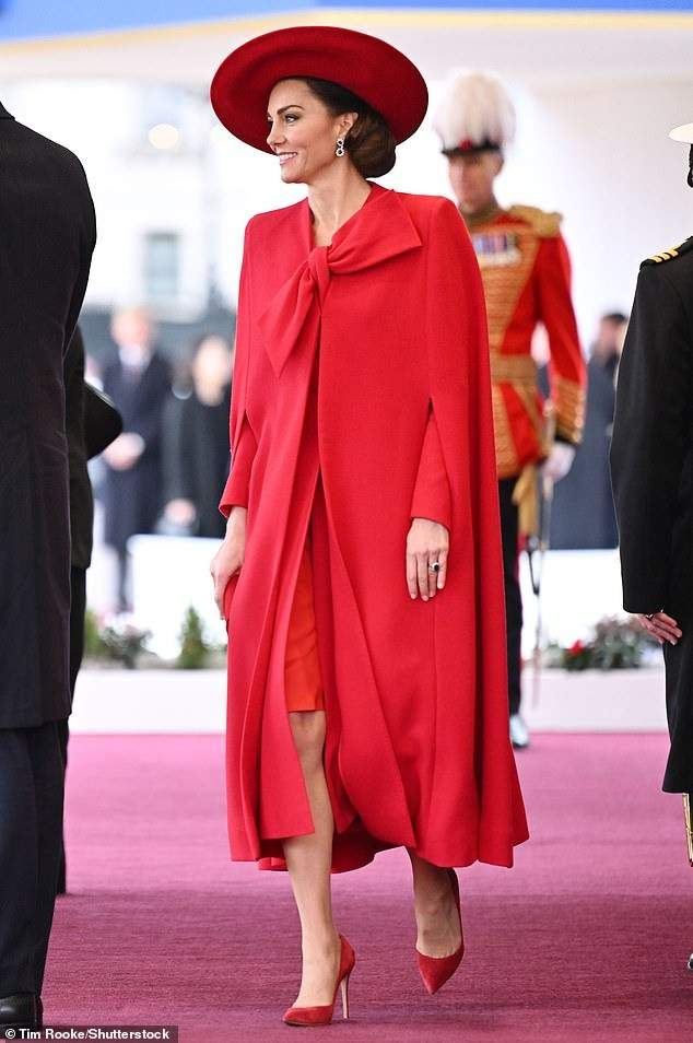 Công nương Kate nhận nhiều lời khen khi mặc set đồ màu đỏ trong sự kiện tiếp đón vợ chồng Tổng thống Hàn Quốc đến London (Anh). Ảnh: Shutterstock. Công nương Kate nhận nhiều lời khen khi mặc set đồ màu đỏ trong sự kiện tiếp đón vợ chồng Tổng thống Hàn Quốc đến London (Anh). Ảnh: Shutterstock.