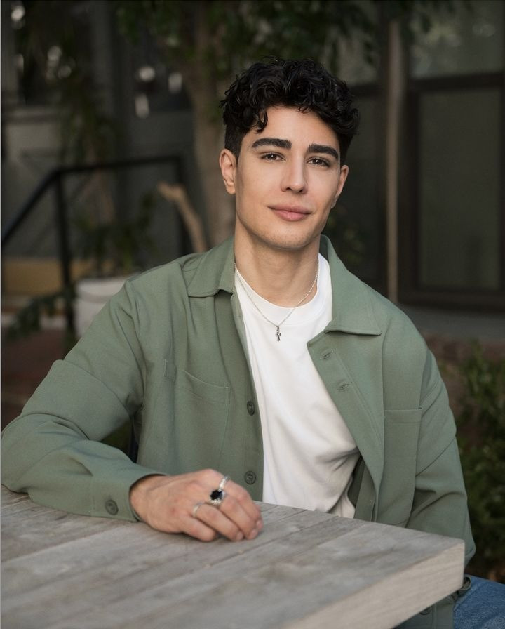 Omid Scobie bị cáo buộc xuyên tạc sự thật trong sách nói xấu Hoàng gia Anh. Ảnh: HARPERCOLLINS.