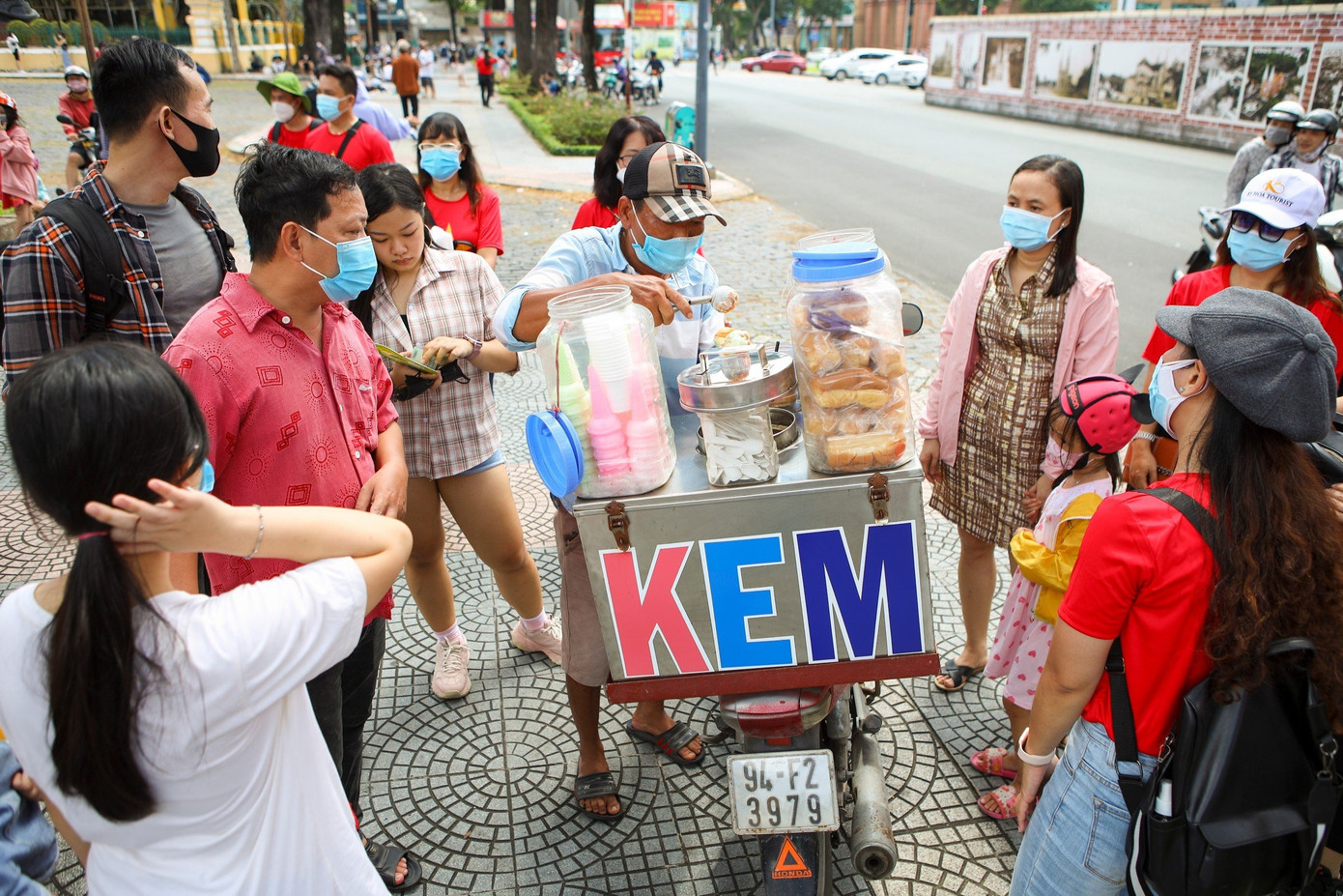 Phó Chủ tịch UBND TP.HCM Nguyễn Văn Dũng đề nghị sắp xếp trật tự lòng đường, vỉa hè ngăn nắp. Ảnh: NGUYỆT NHI