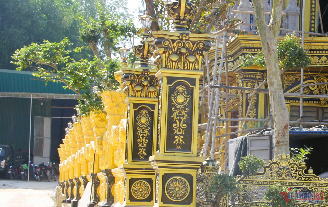 Phần bờ rào được sơn màu vàng bắt mắt