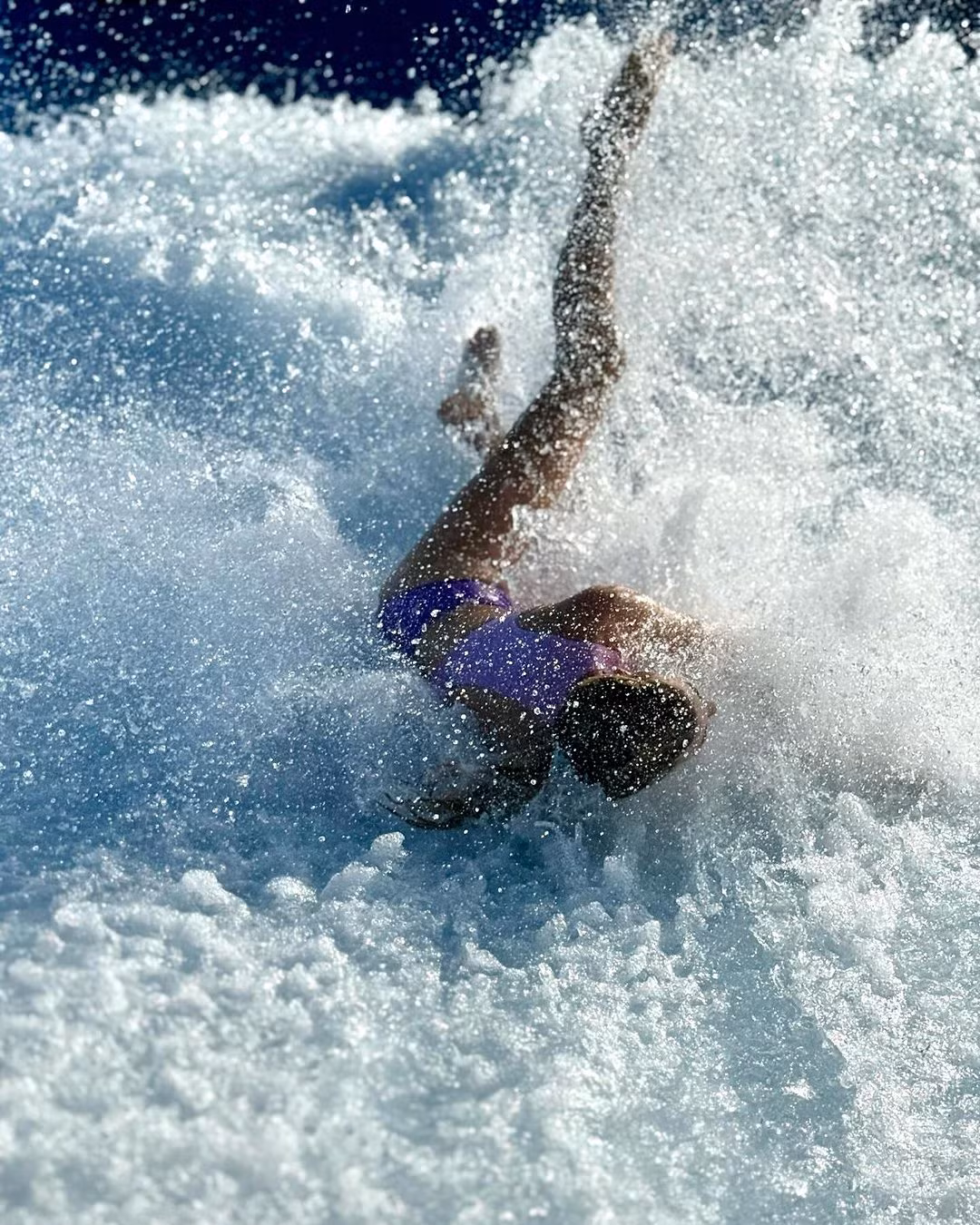 Ivanka ngã lộn nhào trong lúc học cách giữ thăng bằng trên máy FlowRider. Ảnh: IG.