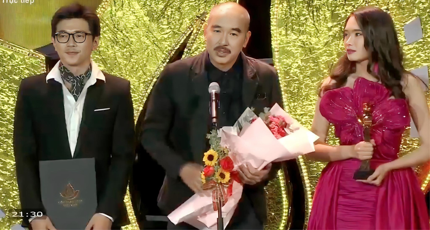 Bùi Thạc Chuyên cùng Lê Công Hoàng và Juliet Bảo Ngọc Doling của Tro tàn rực rỡ nhận giải Bông sen vàng. Ảnh: Hà Trang. Bùi Thạc Chuyên cùng Lê Công Hoàng và Juliet Bảo Ngọc Doling của Tro tàn rực rỡ nhận giải Bông sen vàng. Ảnh: Hà Trang.