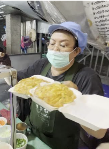 Món trứng tráng tôm băm của Lisa giúp chủ quán ăn đắt khách. Món trứng tráng tôm băm của Lisa giúp chủ quán ăn đắt khách.