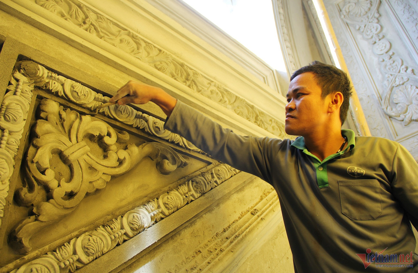Phù điêu, hoa văn do những người thợ tài hoa đến từ nhiều vùng miền thực hiện