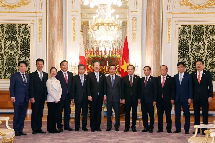 Chủ tịch nước Võ Văn Thưởng và Chủ tịch Đảng Công minh Nhật Bản Yamaguchi với các đại biểu. (Ảnh: Thống Nhất/ TTXVN)