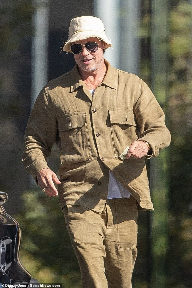 Brad Pitt lộ mặc bảnh bao, lái siêu xe trong lần đầu lộ diện sau khi vướng ồn ào bị các con cạch mặt. Ảnh: SplashNews. Brad Pitt lộ mặc bảnh bao, lái siêu xe trong lần đầu lộ diện sau khi vướng ồn ào bị các con cạch mặt. Ảnh: SplashNews.