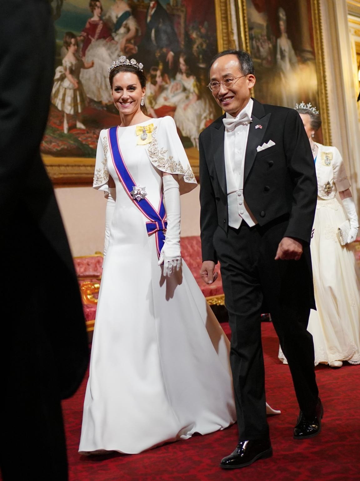 Công nương Kate thanh lịch, sang trọng trong tiệc chiêu đãi cấp nhà nước tại Cung điện Buckingham. Ảnh: Getty Images. Công nương Kate thanh lịch, sang trọng trong tiệc chiêu đãi cấp nhà nước tại Cung điện Buckingham. Ảnh: Getty Images.