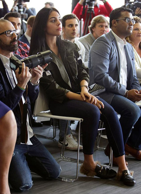 Gu thời trang của người tình Ronaldo: Bụi bặm và giản dị ảnh 4