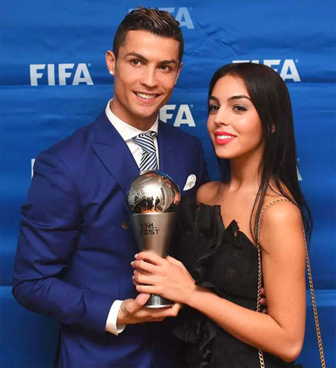 Gu thời trang của người tình Ronaldo: Bụi bặm và giản dị ảnh 3