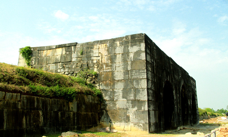 Thành nhà Hồ được là kiểu vuông thành sắc cạnh