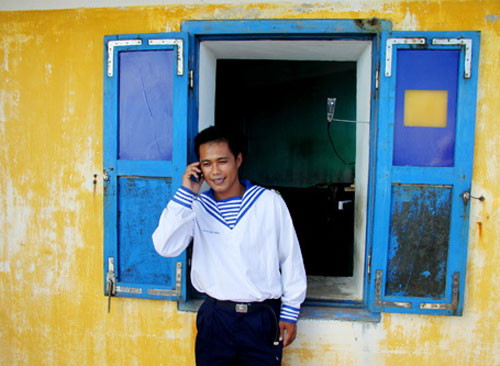 Sóng di động ở Trường Sa là “cây cầu vô hình vĩ đại” - Ảnh: Nguyễn Hà. Sóng di động ở Trường Sa là “cây cầu vô hình vĩ đại” - Ảnh: Nguyễn Hà