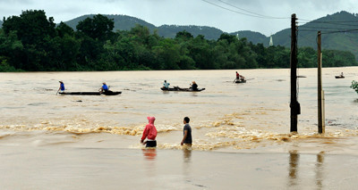 Bất chấp nguy hiểm, người dân lao ra vớt củi giữa dòng nước xoáy 