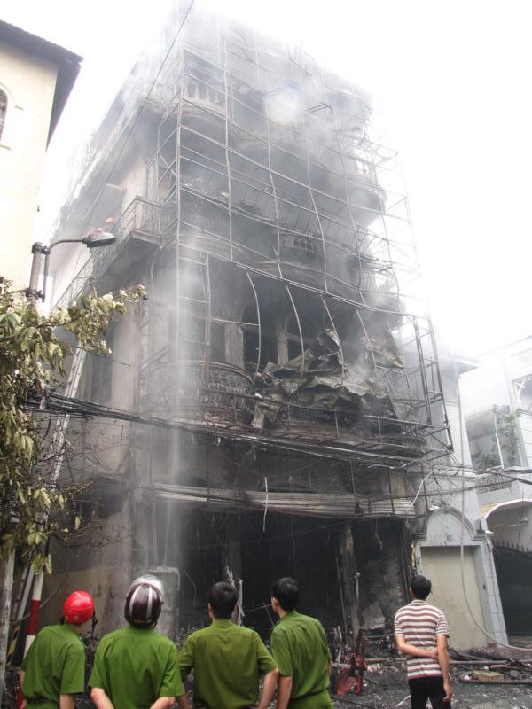 Lực lượng PCCC nhanh chóng được điều tới để dập lửa