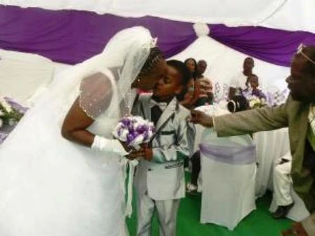 Đám cưới của cậu bé Sanele Masilela (8 tuổi) với bà Helen Shabangu (61 tuổi)