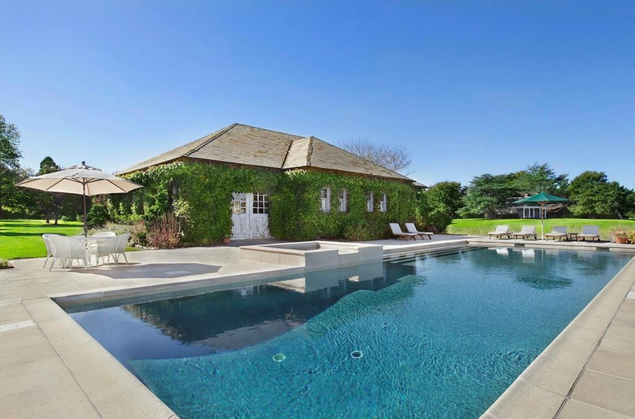 Bể bơi nằm bên cạnh 