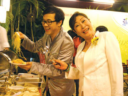 Nghệ sĩ Thành Lộc và Kim Phương tranh thủ ăn buffet. Nghệ sĩ Thành Lộc và Kim Phương tranh thủ ăn buffet