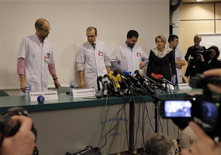 Các bác sỹ đang nỗ lực hết mình để cứu sống Michael Schumacher. Các bác sỹ đang nỗ lực hết mình để cứu sống Michael Schumacher