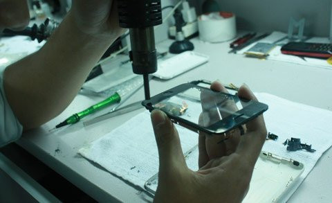 Dùng mỏ hàn hơ nóng để tách màn hình cảm ứng ra khỏi khung