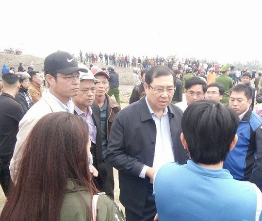 Vụ lật xe làm 13 người thương vong: Tài xế nghe điện thoại khi lái xe? ảnh 3