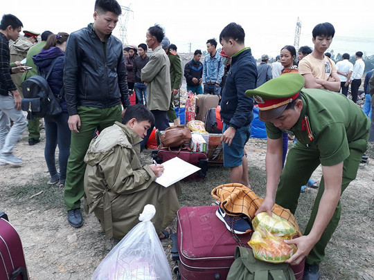 Vụ lật xe làm 13 người thương vong: Tài xế nghe điện thoại khi lái xe? ảnh 1