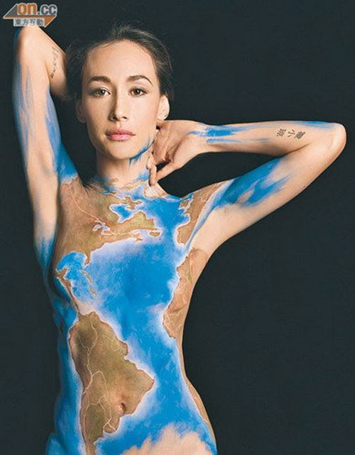 Maggie vẽ cả tấm bản đồ thế giới lên thân thể. Maggie vẽ cả tấm bản đồ thế giới lên thân thể