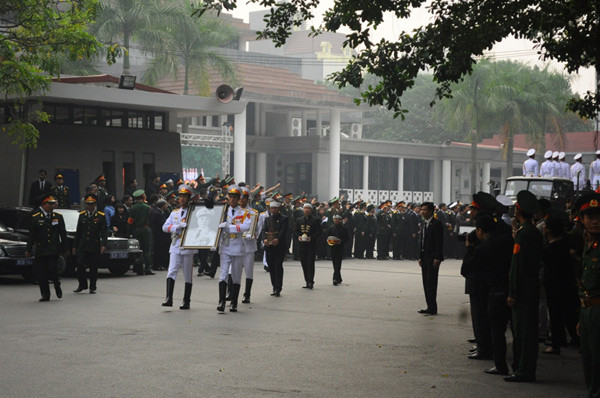 Rước Linh cữu Đại tướng ra khỏi Nhà tang lễ