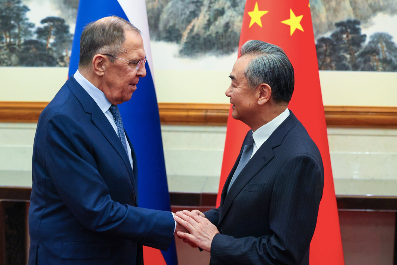 Ngoại trưởng Nga Sergei Lavrov trong một dịp gặp Bộ trưởng Ngoại giao Trung Quốc Vương Nghị. (Ảnh: AP)