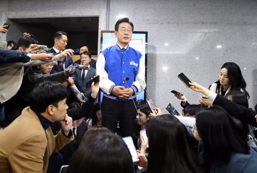 Lãnh đạo đảng Dân chủ Lee Jae-myung phát biểu sau khi có kết quả sơ bộ cuộc bầu cử Quốc hội Hàn Quốc ngày 10/4. (Ảnh: Reuters)