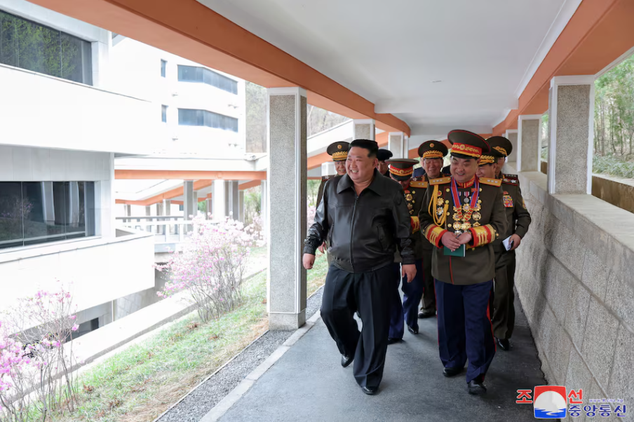 Ông Kim Jong Un thăm Đại học Quân sự và Chính trị Kim Jong Il ngày 10/4. (Ảnh: KCNA) Ông Kim Jong Un thăm Đại học Quân sự và Chính trị Kim Jong Il ngày 10/4. (Ảnh: KCNA)