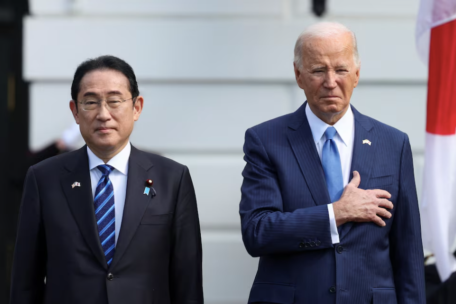 Tổng thống Mỹ Joe Biden và Thủ tướng Nhật Bản Fumio Kishida tại lễ đón ở Nhà Trắng, ngày 10/4. (Ảnh: Reuters)