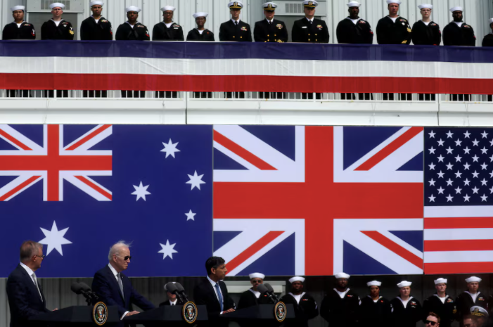 Tổng thống Mỹ Joe Biden, Thủ tướng Úc Anthony Albanese và Thủ tướng Anh Rishi Sunak phát biểu về quan hệ đối tác AUKUS tại Căn cứ Hải quân Point Loma, ngày 13/3/2023. (Ảnh: Reuters)